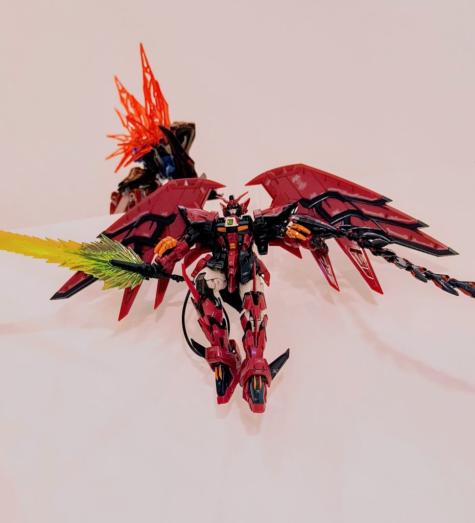 降臨！って感じにしたくて、本棚に引っ掛けるスタンドを３Dプリンターで作りました。