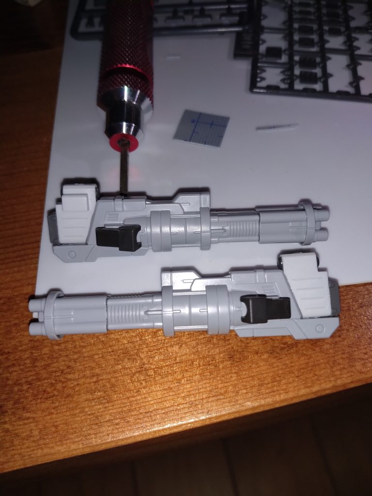 ガトリング砲はカスタマイズキャンペーンの物にジャンクパーツを組み合わせてます。(旧1/144ジムキャノンの予備弾倉がシンデレラフィット!フゥー!)中央のユニットは境界戦機のパーツを加工しました。