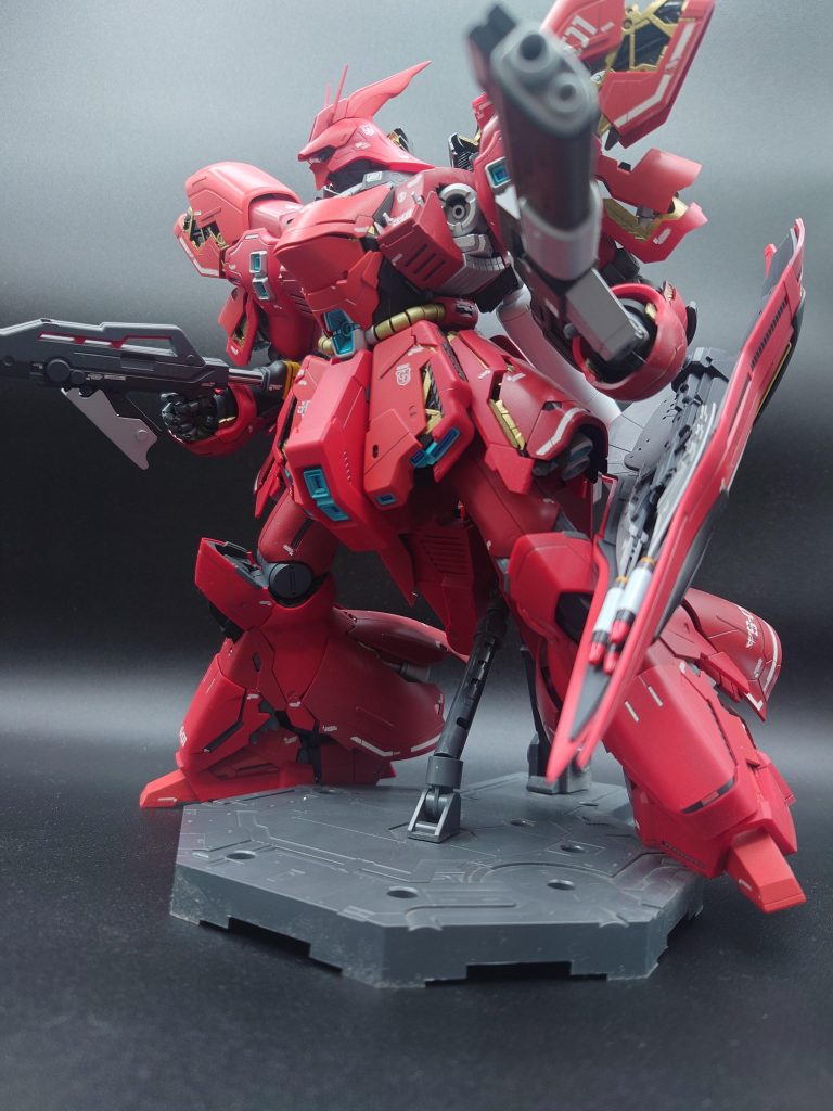 ずっと飾ってたのでほこりまみれだったのを刷毛で清掃デカールがガンガン剥がれていきました写真では見えにくいですがモノアイも塗ってあります