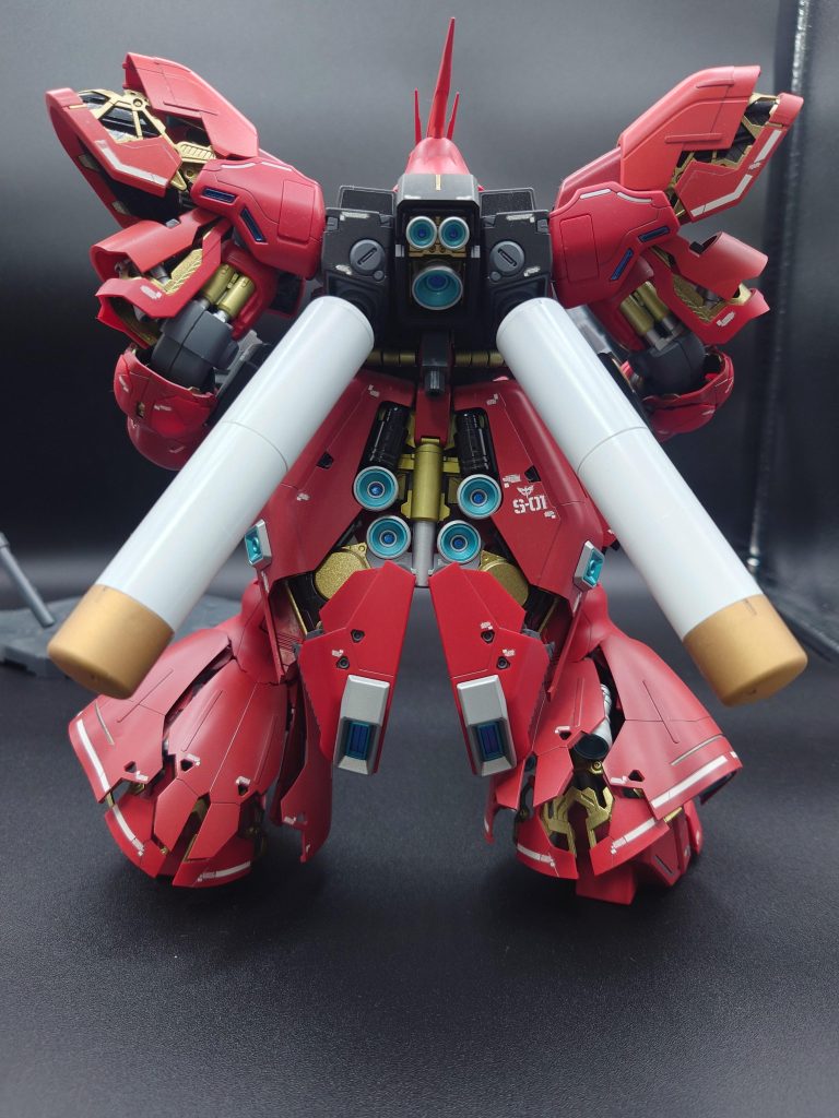 トップコートを吹いたのかさえ覚えてませんが、腹部メガ粒子砲や各バーニアの薄い青はシルバーの上からクリアブルーを何度も吹いてキャンディ塗装したと思います