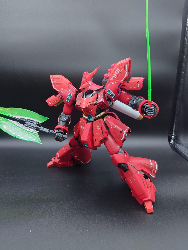 装甲非展開状態袖口と手首が近いので、武器を持たせると干渉してほとんど手首が動かせないです