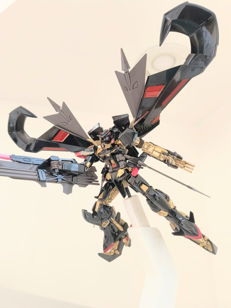 成型色の黒のインジェクションがすごく綺麗です。ゴールドフレームのランナーごとサフ→ゴールド塗装してますが、それ以外はスミ入れと部分塗装で済ましています。ステッカーは使ってません。