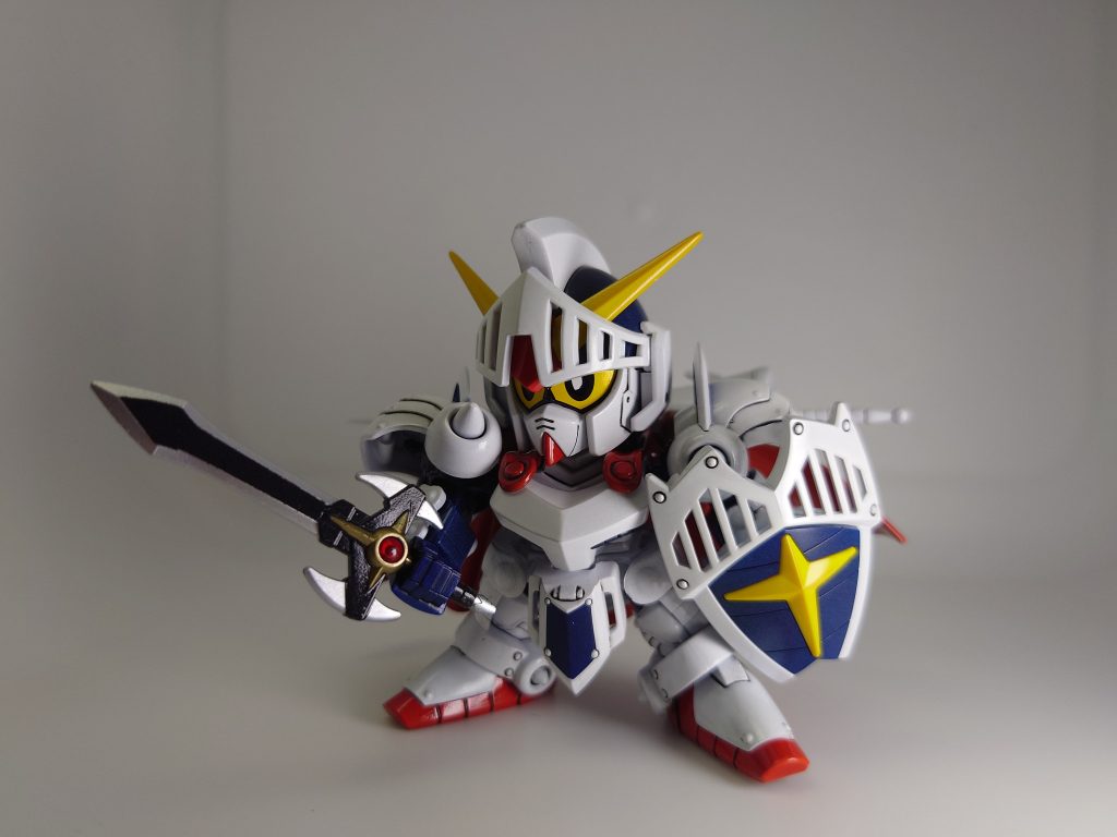 もともとはシルバーのキットでバイザーはメッキでした。でも私が観ていて憧れていたナイトガンダムは白の鎧でしたので白塗装を採用しました。目は付属のシールを切り抜き少しつり目にしたり、瞳の形をペンで修正したりしてます。