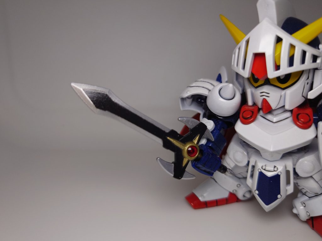 剣の塗り分け頑張りました。基本水性ホビーカラーをエアブラシで塗ってますが、金色部分のみMr.カラーで塗って、上から水性ホビーカラー黒、そしてマジックリンで拭き取りという流れです。細かいところは爪楊枝にティッシュ巻き付けて極細綿棒作って拭き取りました。