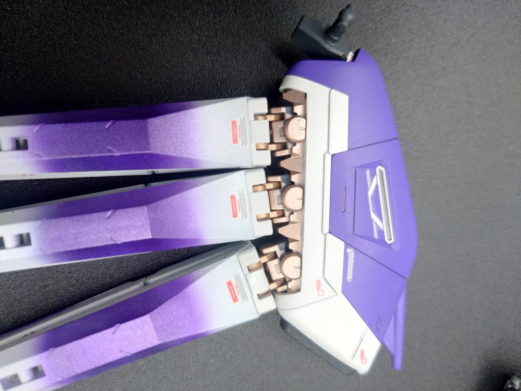 ファンネル接続部のジョイント部が可動すると、塗れてない部分がチラ見えして残念な事に…