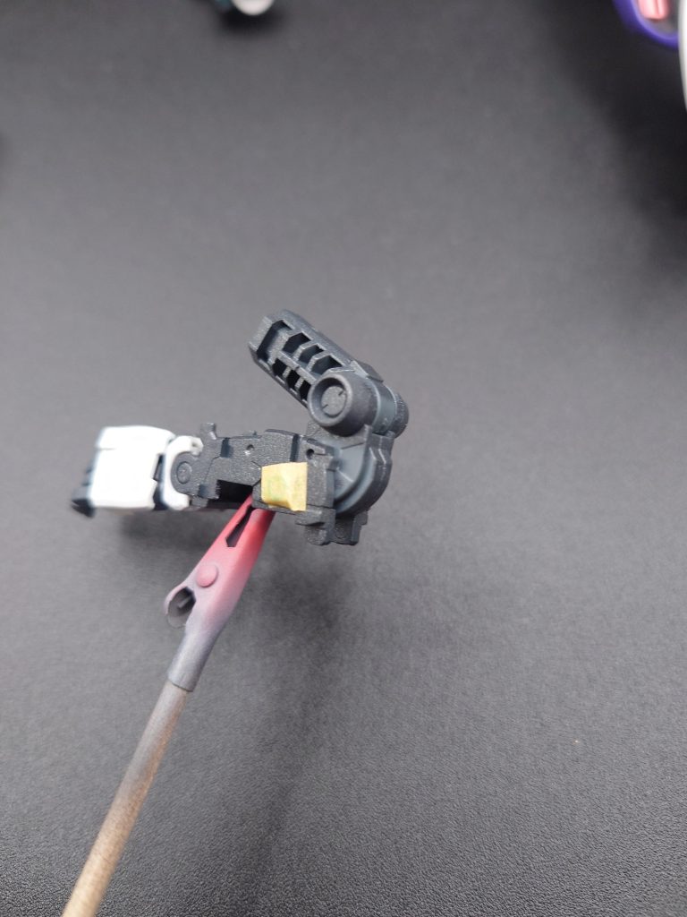 腕部を可動させるとこちらも未塗装部分が…ゲート跡の処理もしておらず、当時の自分の未熟さを感じます