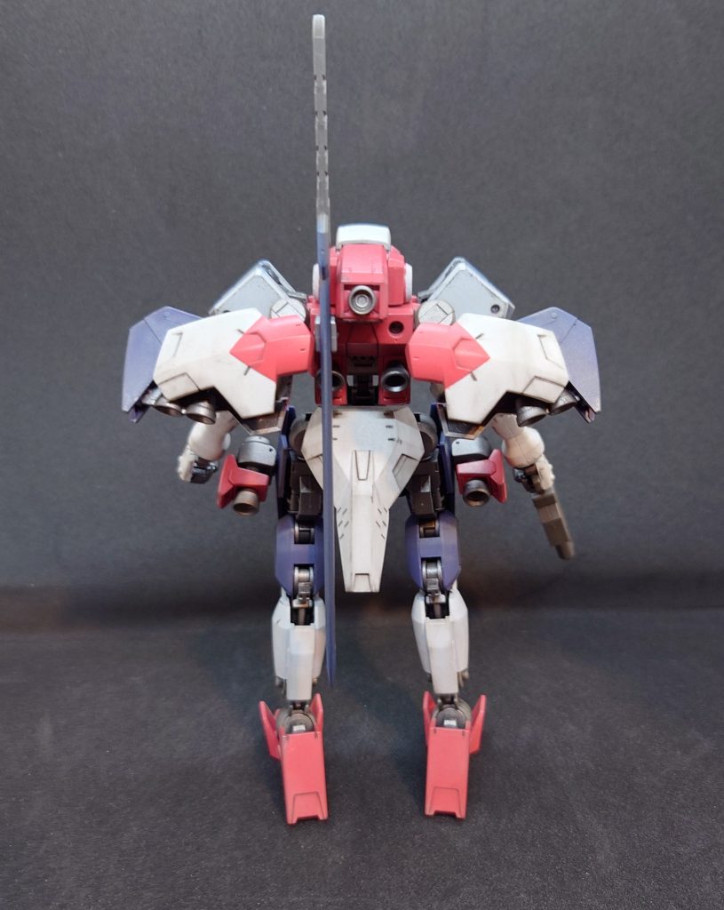 後ろからだとまるで別の機体。何かデミバーディングのような…。