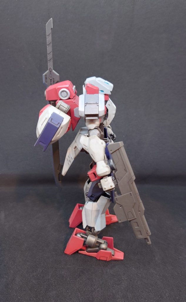 コクピットブロックはジルダやエンゾのように背部に変更してあります。また、膝裏の補助モーターを取り外し、鳥脚から通常のヘキサフレームに戻してあります。