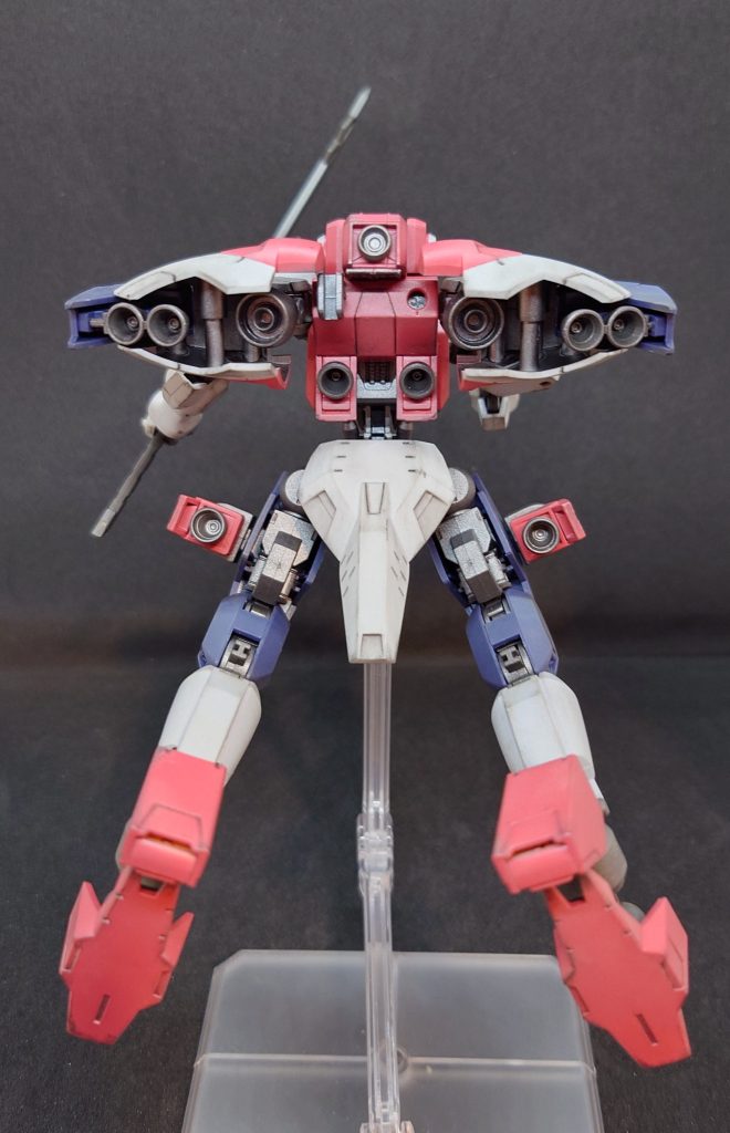 背部と脚部にバーニアを増設。