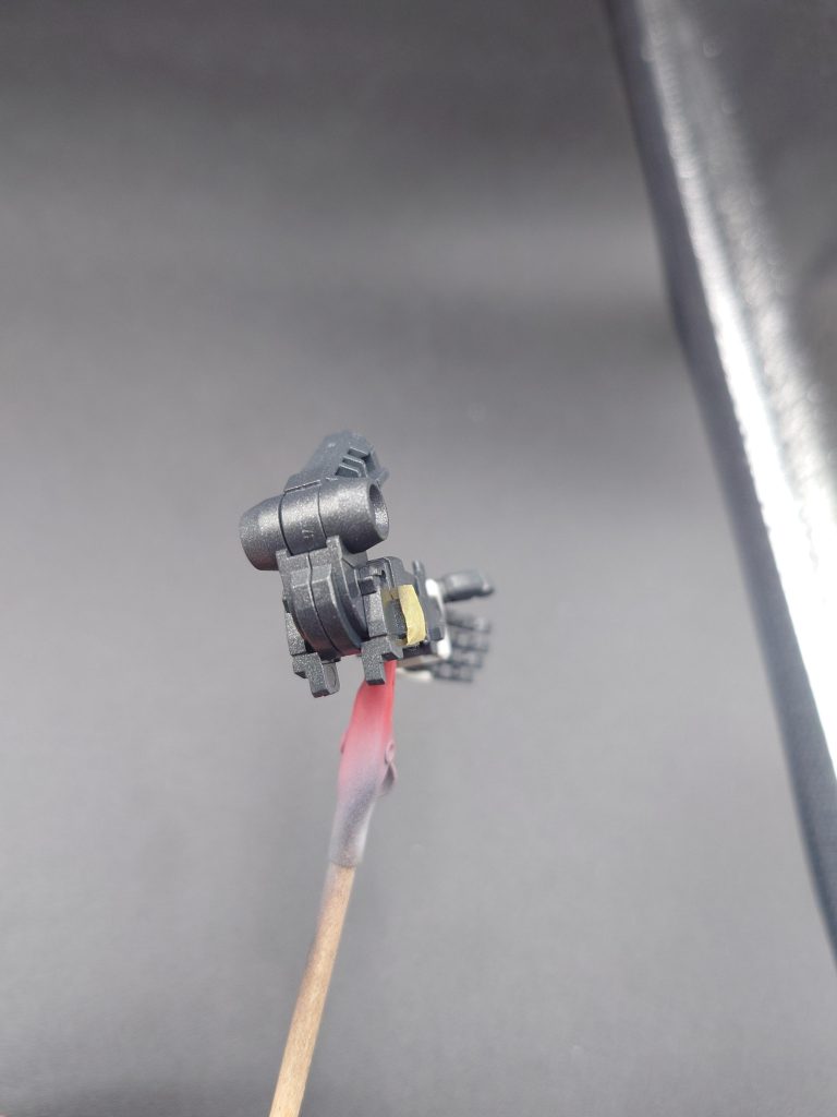 こちらは同じ塗料が残ってたので再塗装一応摺動部にグリスを塗ってます他にも腕の付け根等、動きが固い部位にグリスアップしました