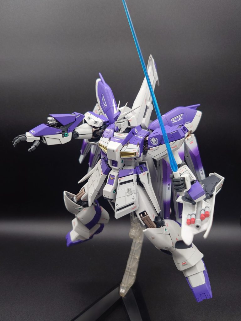 腕部ガトリング展開腕部や脚部、コクピット付近の小さくて丸い部位をメタリックグリーンで塗装して、サイコフレーム搭載感を出したつもりです