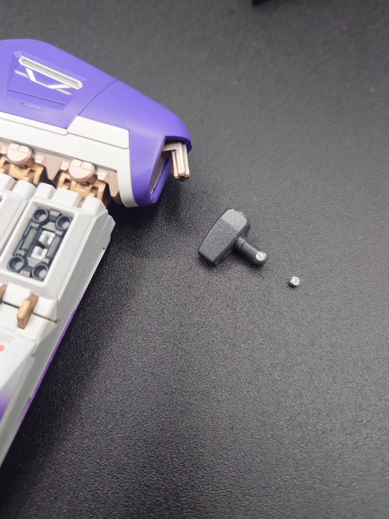 片側のファンネルコンテナの保持が効かず、バラしてみるとピンがポッキリ折れてました