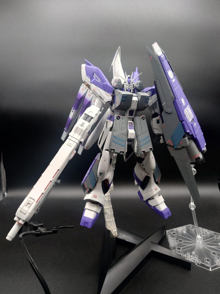 HWS装備武器が重いので保持台使用してますハイパーメガライフルのバイポッドは本来この写真の位置で固定されてるのですが、自分は固定部位を削り落として可動出来るようにしてあります(メイン写真のようにバイポッドを立たせたほうがポージングしやすいと思った為)