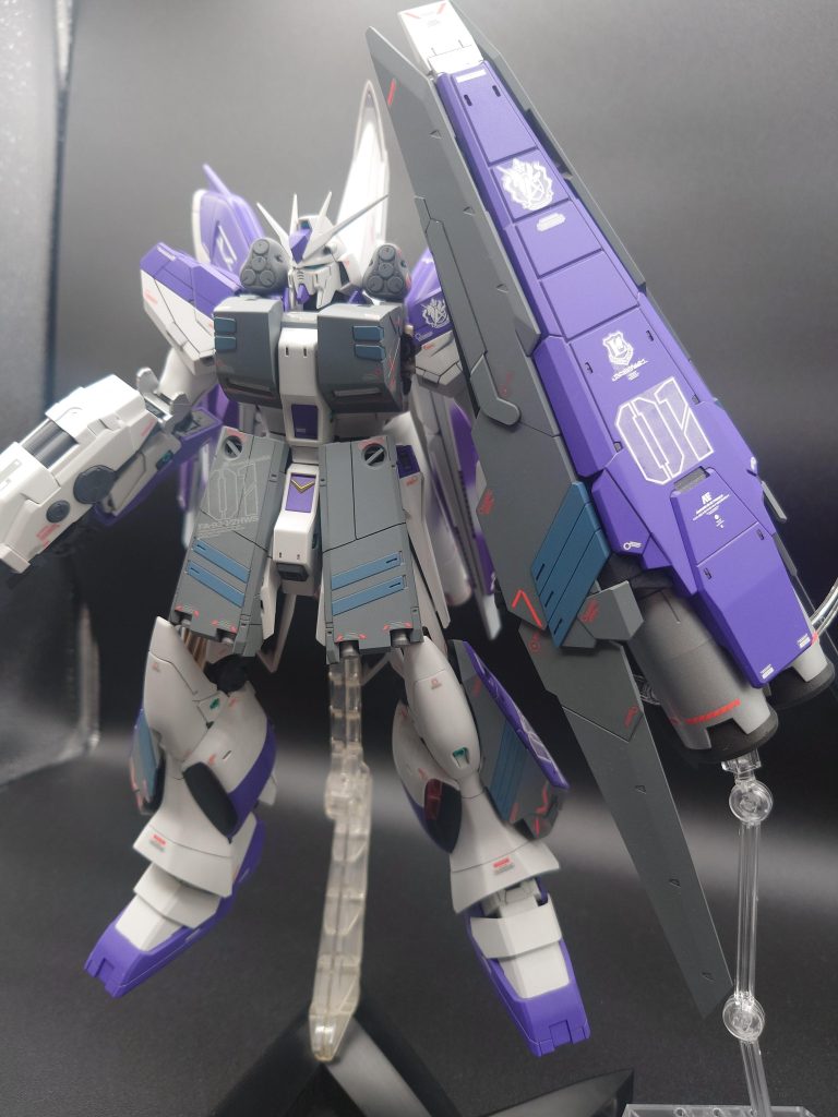 増加装甲といえば個人的にはFAアレックスのイメージがあったので、本来白のHWSをグレーっぽく塗装しましたこのフロントアーマーにもスジ彫り追加してますまた本来、MGのHWSにはシールドを背面に背負いバズーカを二丁懸架した第二形態があるのですが、当時バズーカをもう一丁組む気力が無く、そのまま無くしてしまったので第二形態にはなれません