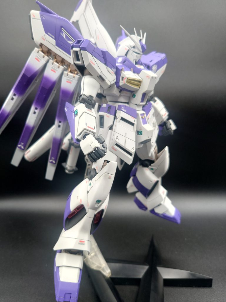 腰部のフロントアーマーにも1本スジ彫りしてます