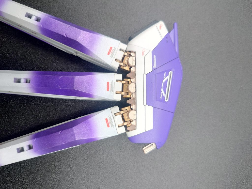 当時使ってた色(たぶんカッパー?)が手持ちになかったのでゴールドで再塗装グリグリ動く部分なので一応クリアのトップコートも吹きましたよく見るとコンテナと本体の付け根付近の紫も塗装剥げがありますが、こちらは昔の塗料が残ってなかったのでそのままにしてます