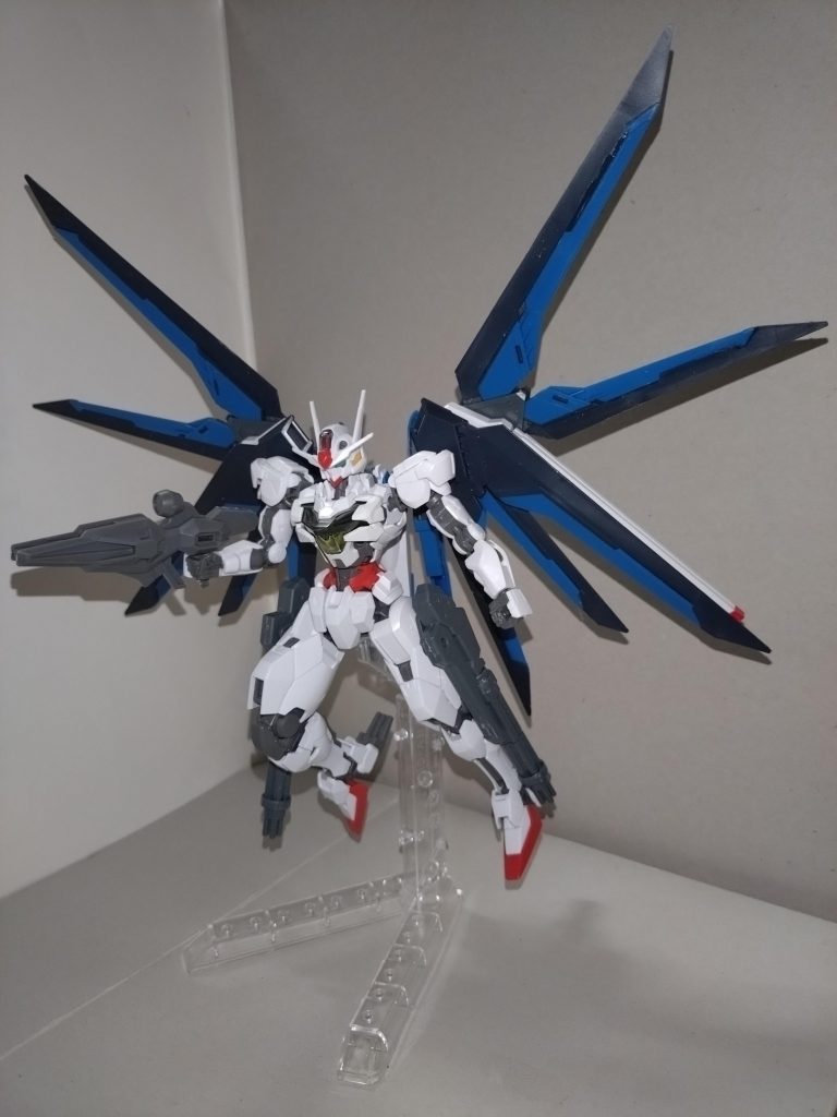 武装MA-M116A ビームライフル(右腕)エアリアルのものと同じ。刀身を発生させ、ビームブレイドにすることも可能。七深はパーツ紛失対策として、手甲パーツを外さずにこれを装備させられるように、グリップ下部の切り取り加工をおこなった。 MMI-GAU30 シュラークファング31mm近接防御機関砲(頭部)ライジングフリーダムのものと同じ。