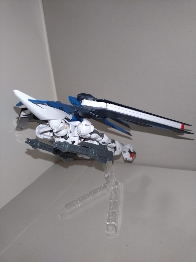 【MA形態】まず足首を畳み、ビームガトリングガンを正面へ向け、腰アーマーを起こす。次に頭部を180°回転させ、機首を正面へ倒す。最後に両脚を曲げて完成。