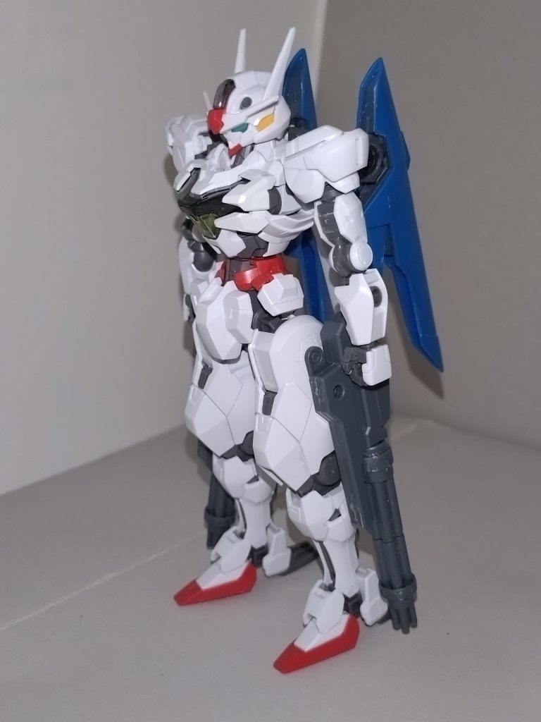 エアリアル、キャリバーンともに特に加工した箇所はありませんが、胸部のコクピットハッチと、クリアパーツが被さるところはガンダムマーカーで塗りました。MA形態時の機首は、エアリアルの頭部だと入らないので、頭部に被せるところを切り欠きました。以上でご紹介を終わります。