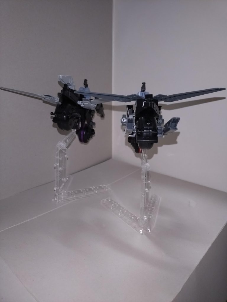 【設定】一年戦争後半に活躍した宇宙戦用モビルポッド・RB-79ボールの残存機を流用し、エゥーゴが制作したモビルアーマー。RB-79の部分は無人化され、その真下にコクピットがある。全高36m、全長56m。バイク形をしているものの、地上ではホバリングで移動するためか、タイヤのようなものは固定式。本機のデザインはのちにザンスカール帝国に流れ、ザ軍の奇妙奇天烈なバイク形戦艦のデザインに活かされたと言われるが、それはまた別の話。