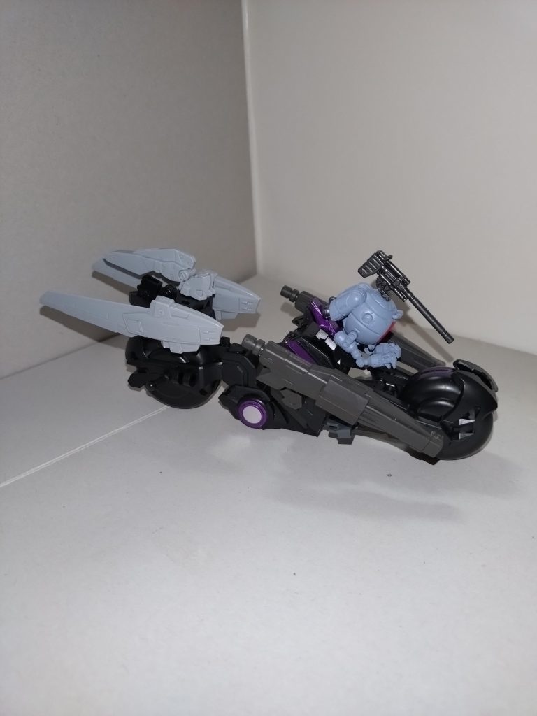 駐機形態巴「ウイングバインダーとスタビライザーはビルダーズパーツ、レールガンはオプションパーツセット12から。レールガンのアームは肉抜き穴があるけど、特に埋めてないんだ」