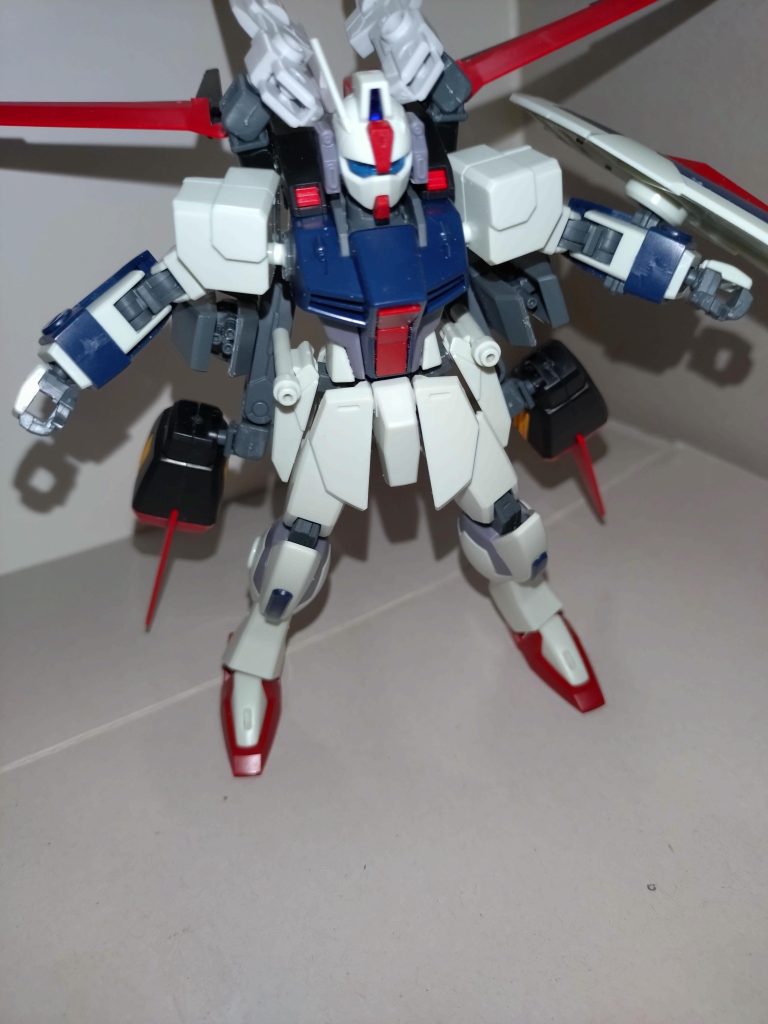 3連装ガトリングガンポッドエールストライカー下部のマウントラッチに設けられた実弾兵器。使用時はカバーが180°回転する。