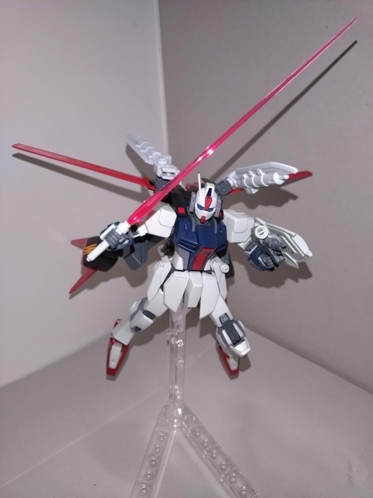 ES04Bビームサーベル通常は右手でのみ扱う。