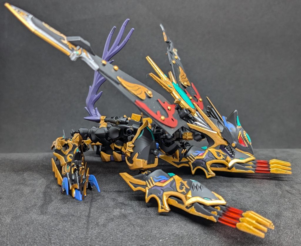 盾は開いて翼にもなり自ら飛行して移動も可能