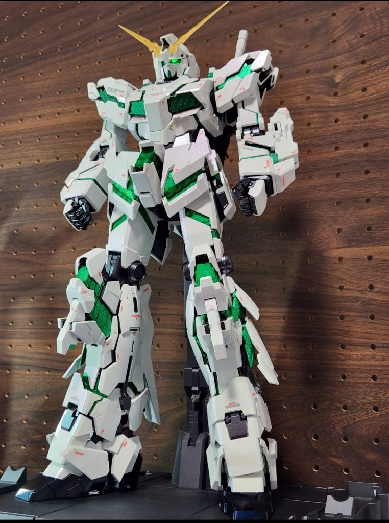 まずはPG本体。PGなのでパーツがとにかく大きく、ヒケがとても目立つので、ひたすらヒケ処理をしていました。白色装甲部分はSHOW UPさんのVパールSUP02という、シルバー、緑、紫という個人的にユニコーンにピッタリの塗料を使いました。バッチリ自分のイメージ通りでとてもテンション上がります。