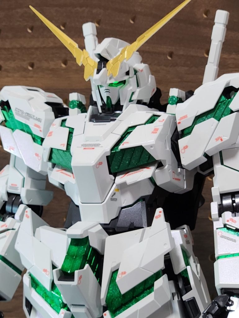 フレームはお気に入りのクレオスさんのGXメタルブラックで吹きっぱなしサイコフレームはガイアさんのプレミアムミラークロームの上からSHOW UPさんのワンドロップキャンディ メロンを使い下地を作った後、白や蛍光塗料を3種スパッタリングして発光表現を行いました。