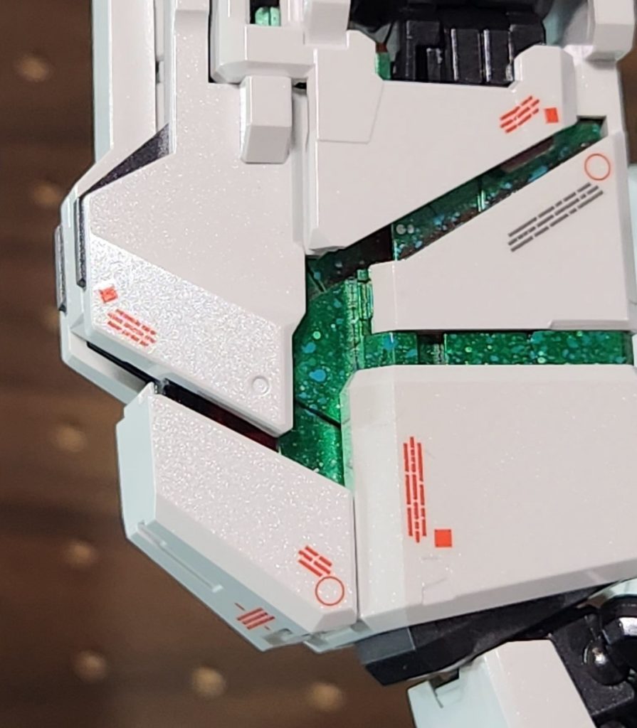 拡大するとこんな感じです。光の角度で紫や緑にパールが輝くのでお気に入りです。サイコフレームもゴチャゴチャしてる感じに見えますが、それが遠くから見た時にいい感じで気に入っています。