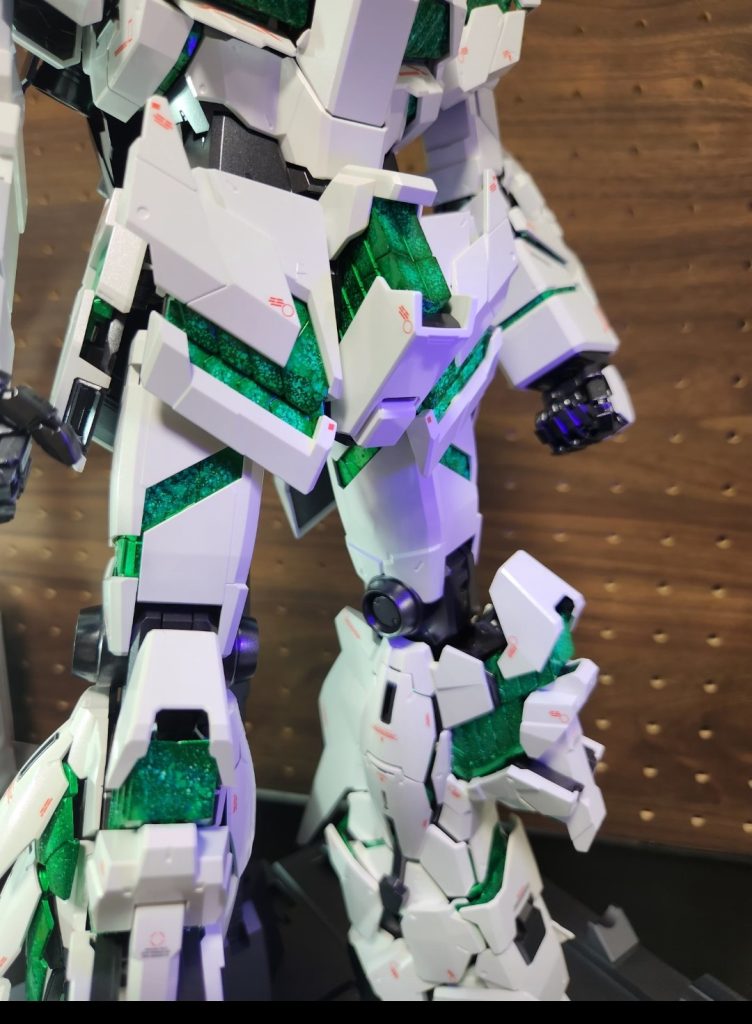 UVライトを当てると発光しますが、ショボイものしか持ってないので微妙です。今回はUVライトを当てなくても、緑1色に見えないようにしたかったので、これはおまけです。