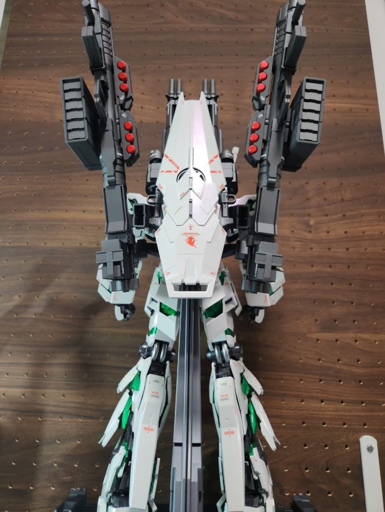 背面から。組んでてこの辺りから、かっこよすぎて笑みをこぼしながら作業していました。巨大デカールは替えがきかないし、難しいしでかなり苦労しました。何とか形には出来たと思います。