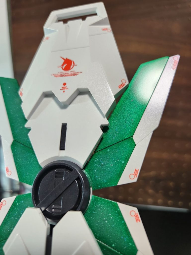 一番のお気に入りポイントはシールドのサイコフレームです。本体の下地セットにSHOW UPさんの究極レインボーを加えたからか、細かな粒子がキラキラしていて、理想のサイコフレーム塗装が出来ました。スパッタリングはどうしても表面が凸凹してしまうので、初めて中研ぎに挑戦しました。効果は想像以上で、かなり満足です。