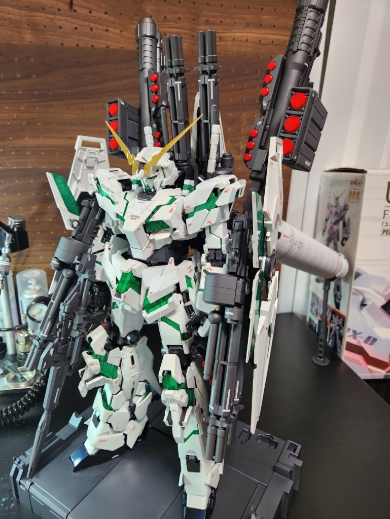 武装類はメタルブラックにつや消しトップコート仕上げ、ミサイルポットはメカサフスーパーヘビーとガイアさんのパールプレミアムレッドブリリアントを使用しました。ミサイルポットの成型色に違和感があったので、他の武装と違いを出しつつも近い色合いにしました。