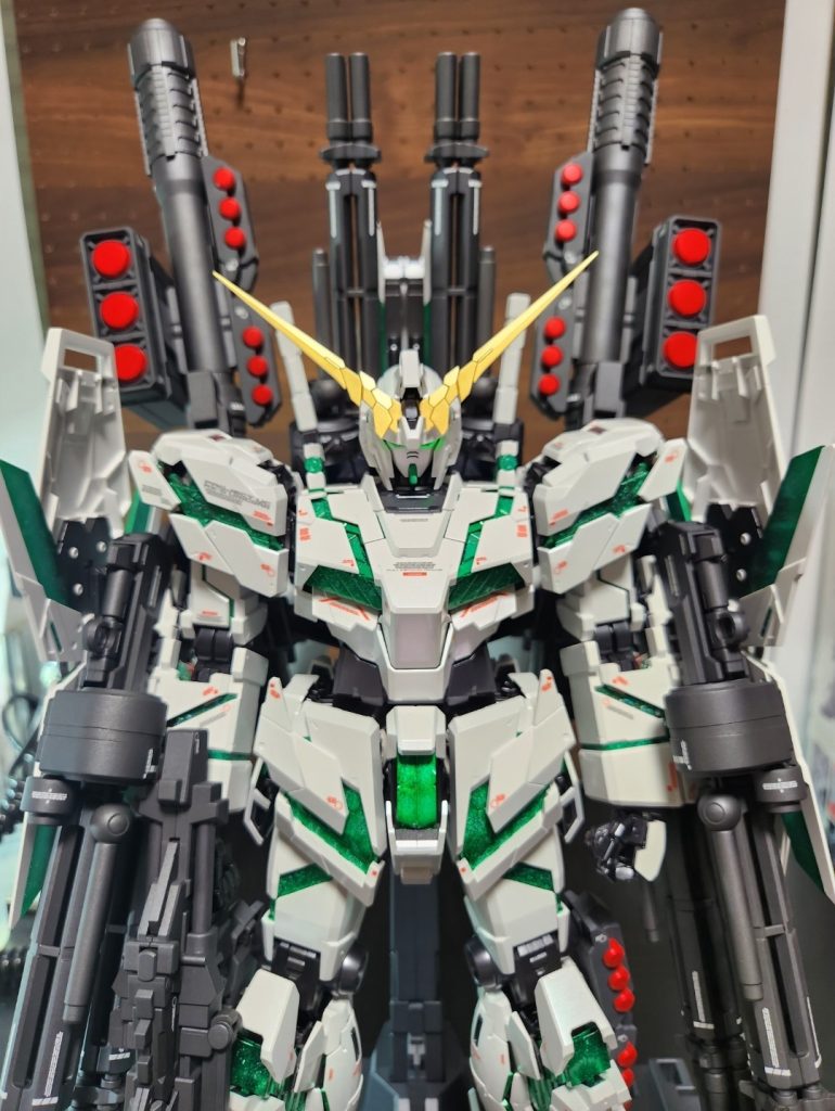 パーツが大きいので塗装や表面処理は中々大変でしたが、完成した満足度は非常に高く、とても良い経験値を得ました。また他のPGを作る時に活かします。(赤→緑へ色を変えたので、LEDが微妙に。次は同色でLED発光も成功させたいです)最後まで見て頂き、ありがとうございました！