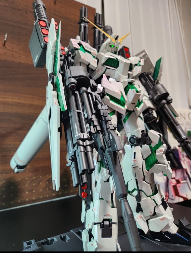 大型スラスターは補助なしでも保持出来ましたが、補助あった方が安定します。でも飾るスペース的に大体外す事になりますよね。。。