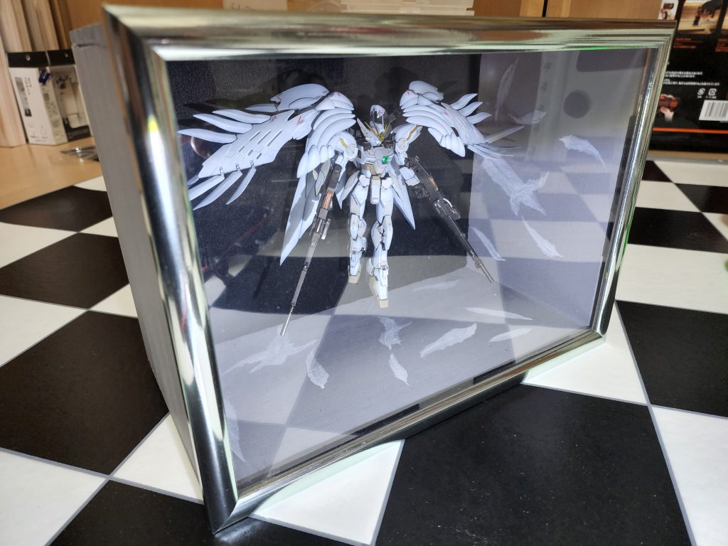 てことで、1段ボックスと100均の額縁でケース作って、後ろからネジ刺して支えとります☆ついでに羽根のイラストも筆塗りで(｡⊿°」∠)ﾓｯﾓｯ