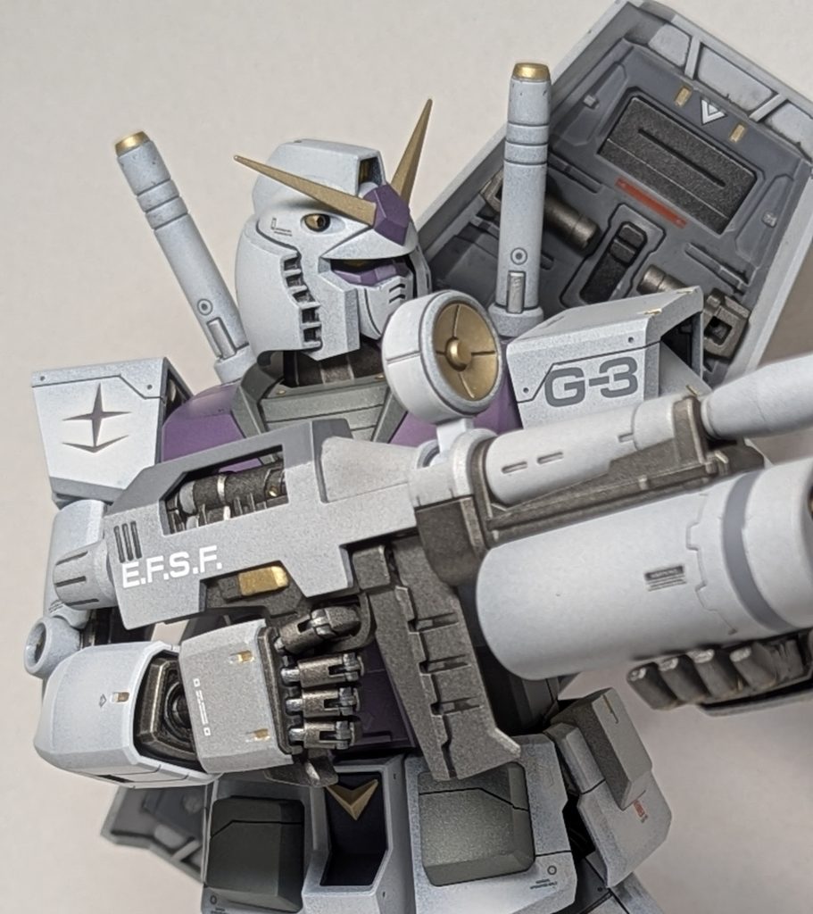 Ver2.0は武装が豊富。ビームライフルは、νガンダムや陸戦型ガンダムみたいに白ベースにしました。