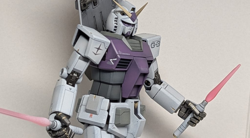 ビームサーベルは、雪山での遭難を考慮し、出力を弱めたショートバージョンを標準装備です。