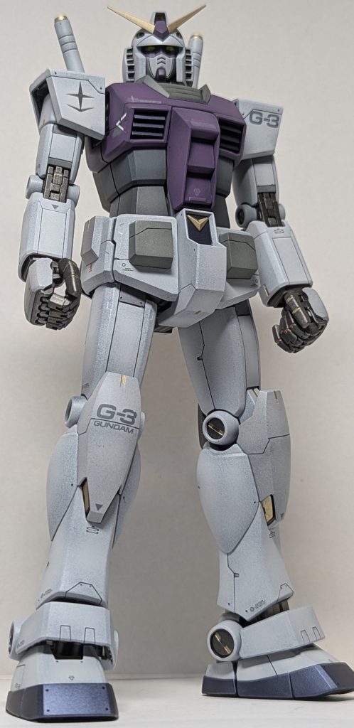 ちょっとだけスジボリ仕様のVer.2.0.3を目指しました。それ以外は、無改造&全塗装です。カラーは、塗る位置を一部変更してます。・白:ホワイト+黒少々・胸部:ドム作成時パープルの余り(配合忘れ)・脇腹:ダークシーグレー+黒少々・スリッパ:ダークブルーメタリック・内部フレーム:黒鉄色