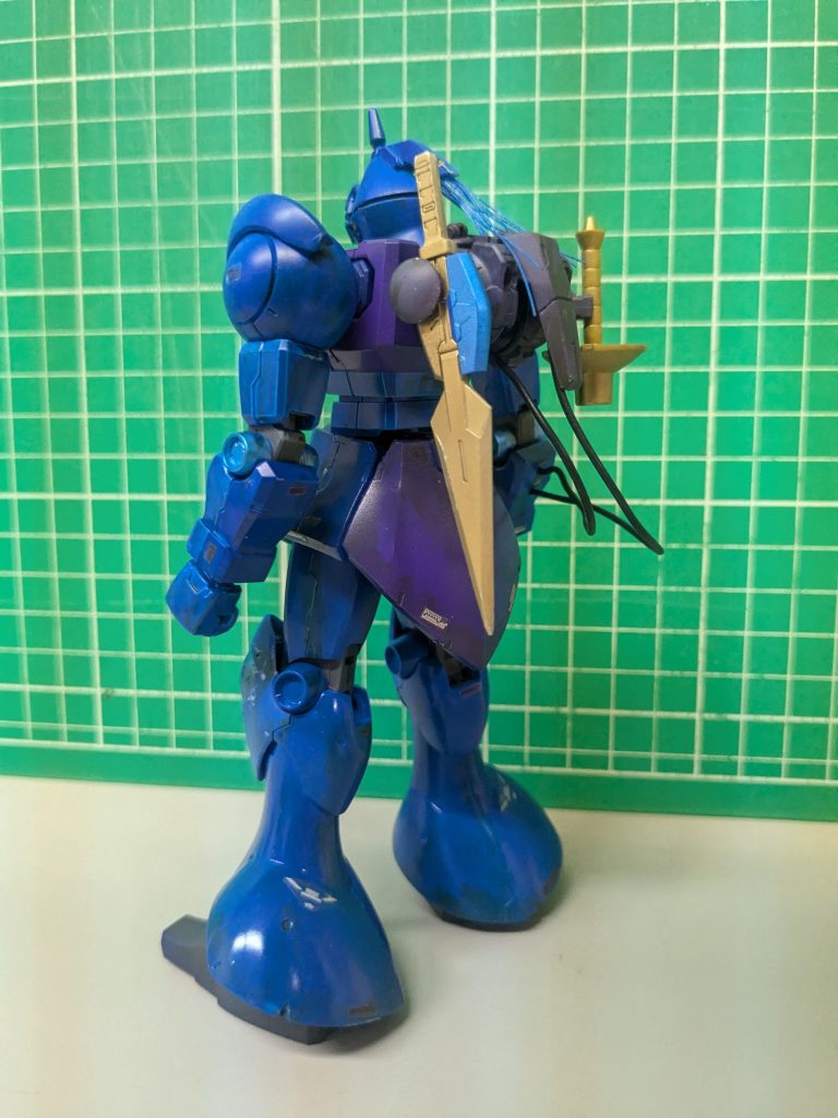 バックパックから伸びたケーブルは右腕に刺さっています。