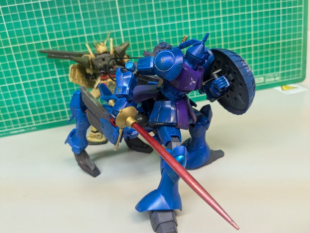 ライバルに勝つための機体で、ライバルと同じ敵と対峙するイメージ。