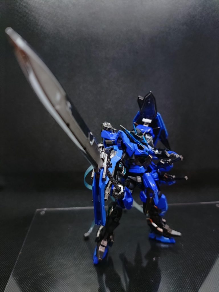 GNロングスピアー柄尻にはビーム発振器が取付けられ対実体、対ビーム双方に対応した対艦兵装。右肩のGNビームサーベル接続基部にGNケーブルを接続し片手で振り回せるパワーを発揮する。※通常は両手持ち推奨武器。