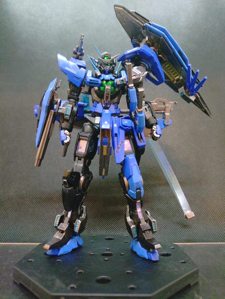 機体名:GN‐001R+ GUNDAM Ex/traea             『ガンダム エクストレア』エクシアリペアをアストレアの予備パーツを用いて改修した機体。 エクシアの機体コンセプトである「セブンソード」を継承しつつ射撃武装と防御兵装を充実させた。