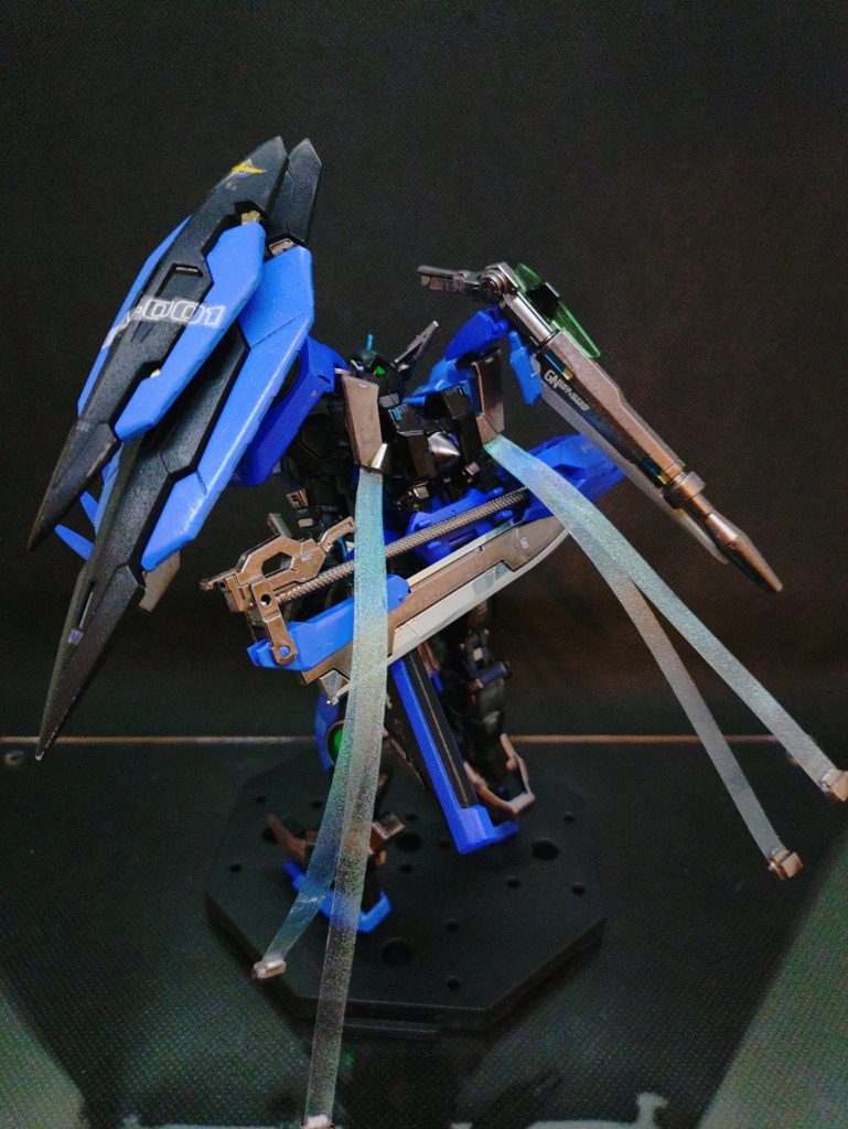 GNドライヴは背中と左肩に二基搭載のツインドライヴ仕様。想定以上に粒子生成量が過多の為露出しているGNケーブルを各武装に直結し威力を増大させる事が可能となっている。