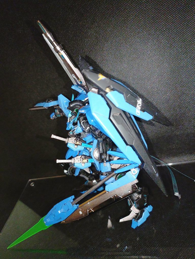 GNダブルシールド剥き出しのGNドライヴによる粒子シールドから大小二層の物理シールドへ変更。シールド裏にはGNビームサーベルをマウントしている。