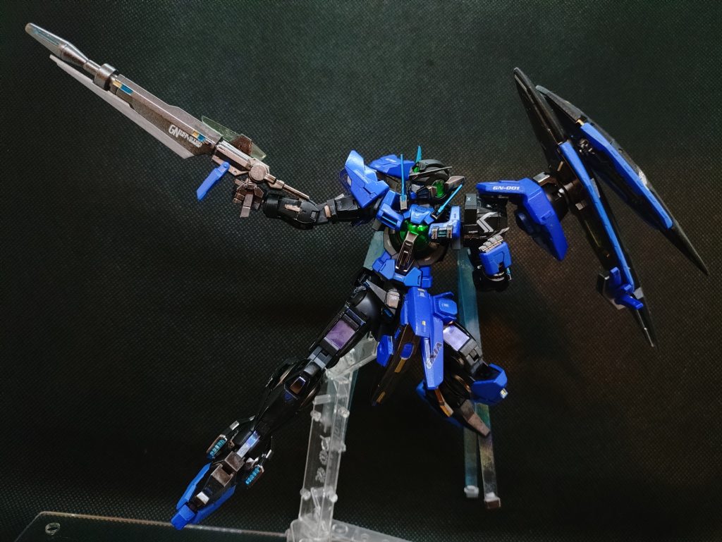 GNソードライフルGNソードⅡのプロトタイプ。射撃重視の銃剣の為、粒子収束率が高く威力·射程共に強力である。反面切断能力はオマケ程度であり緊急時の防御的な使い方を想定している。