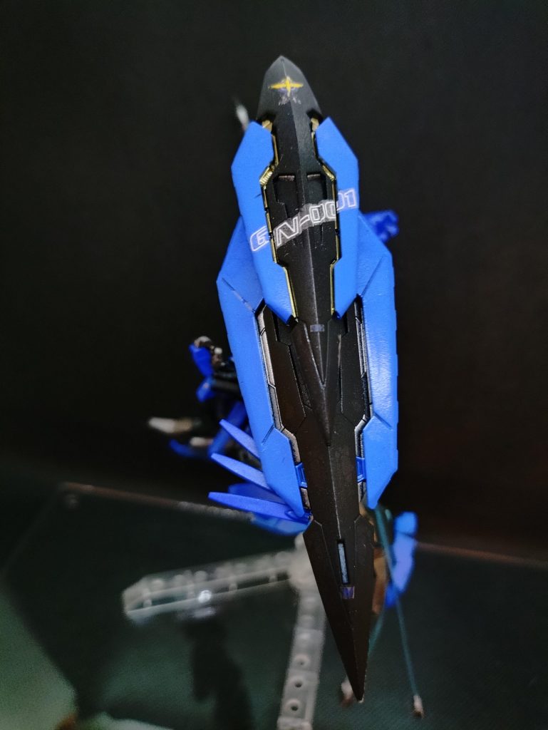 シールドを展開しGNフィールドを形成する事が可能。小型のシールドはGNファングとして射出機能も搭載している。