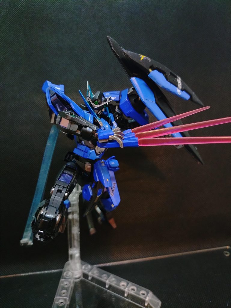 GNビームサーベル従来の物と変わらず、マウント数が三本に減っている。また、右膝にはGNバルカンを四門搭載。近接戦闘時に威力を発揮する。